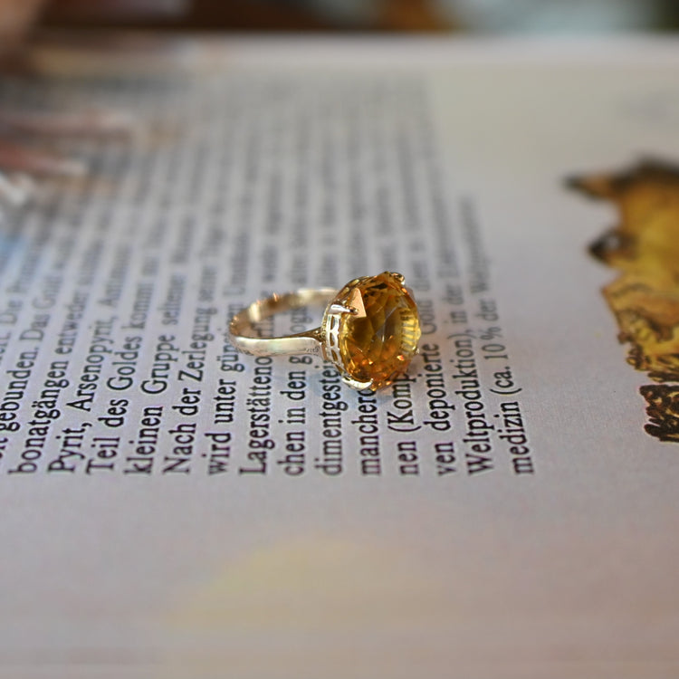 可愛らしいシトリンリング