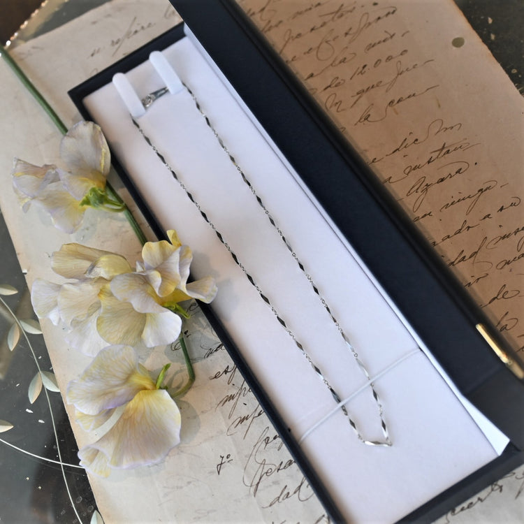 柔らかい輝きの WGネックレス