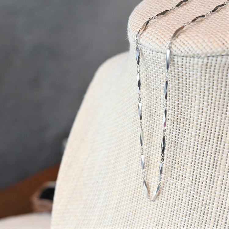 柔らかい輝きの WGネックレス