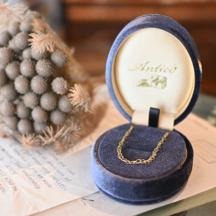 リングが連なる可憐なネックレス