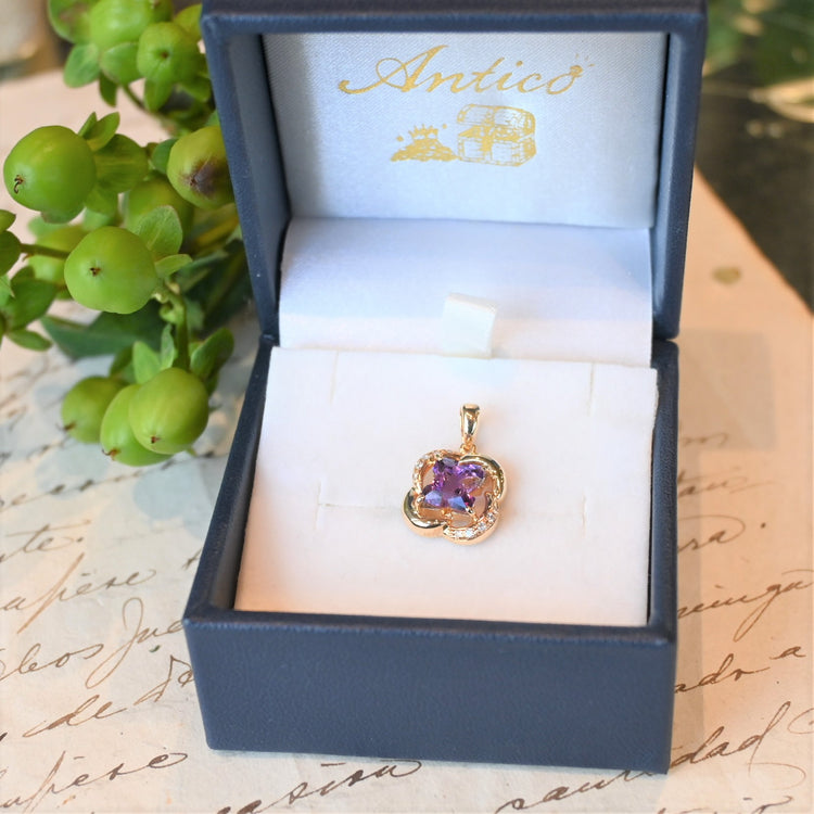 デザインカットされたアメジストが美しいトップ