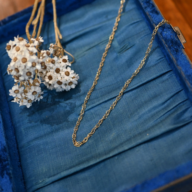 リングが連なる可憐なネックレス