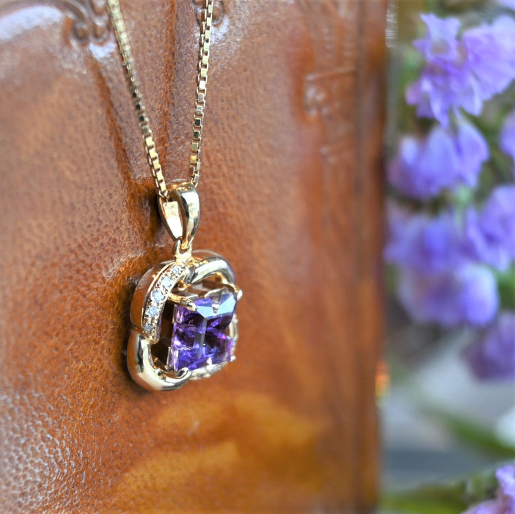 デザインカットされたアメジストが美しいトップ