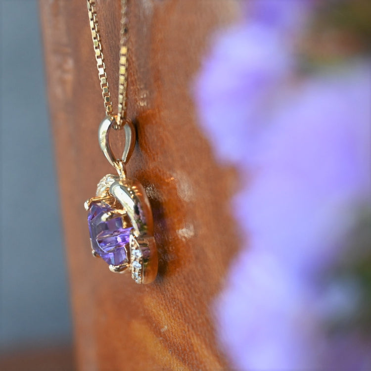 デザインカットされたアメジストが美しいトップ