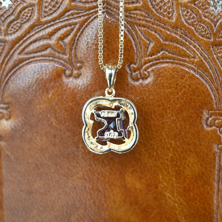 デザインカットされたアメジストが美しいトップ