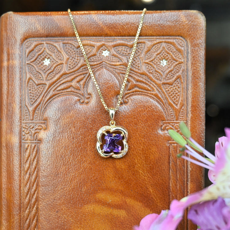 デザインカットされたアメジストが美しいトップ