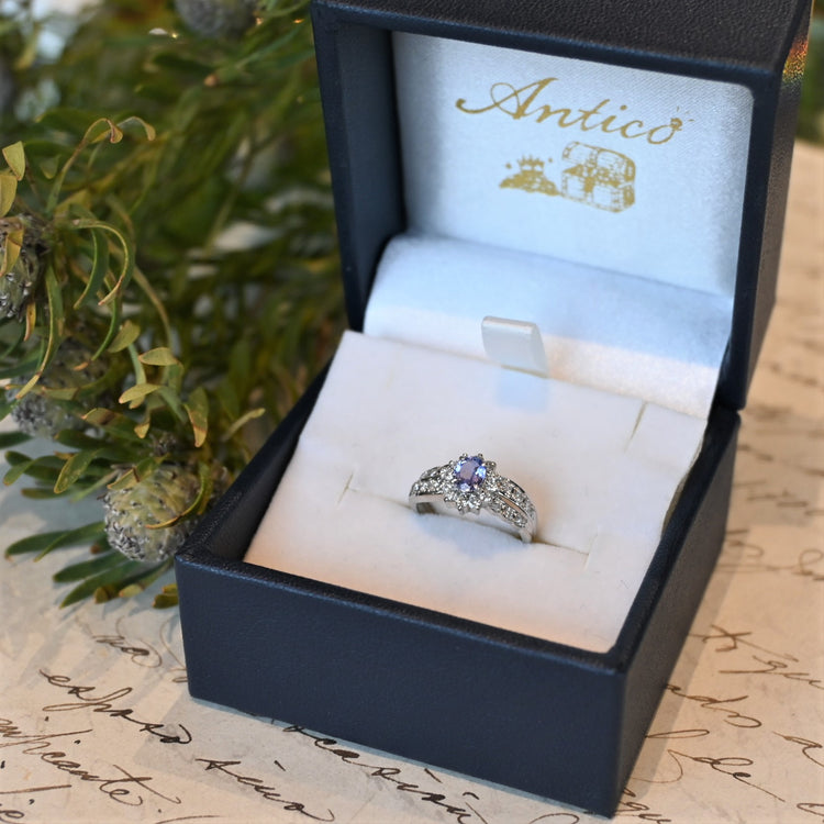 色合いの美しいタンザナイト デザインリング