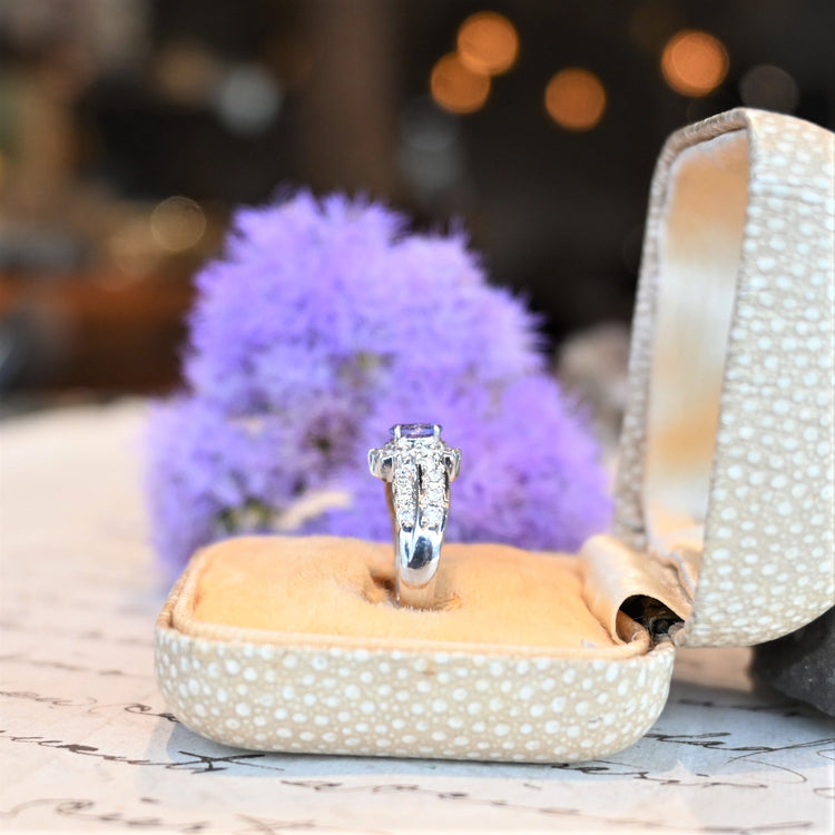 色合いの美しいタンザナイト デザインリング