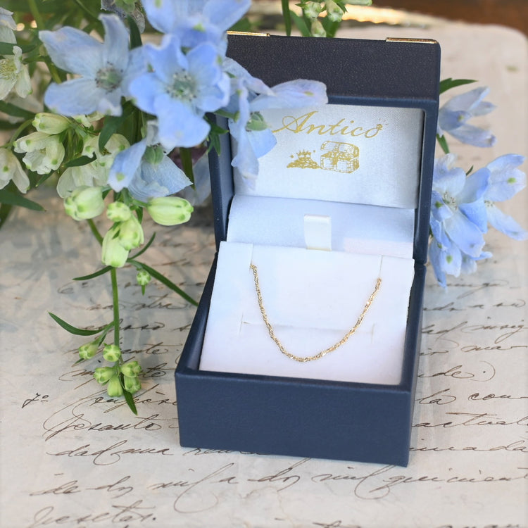 細かな輝きが可憐な スクリューネックレス