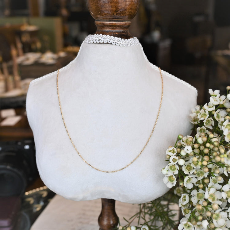 細かな輝きが可憐な スクリューネックレス