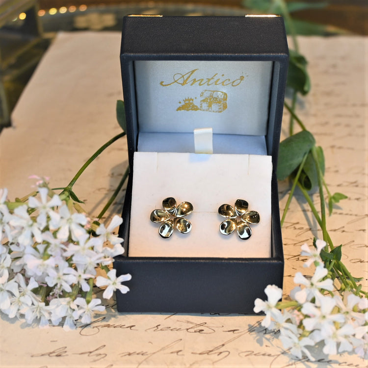 「花」やかな かわいいピアス