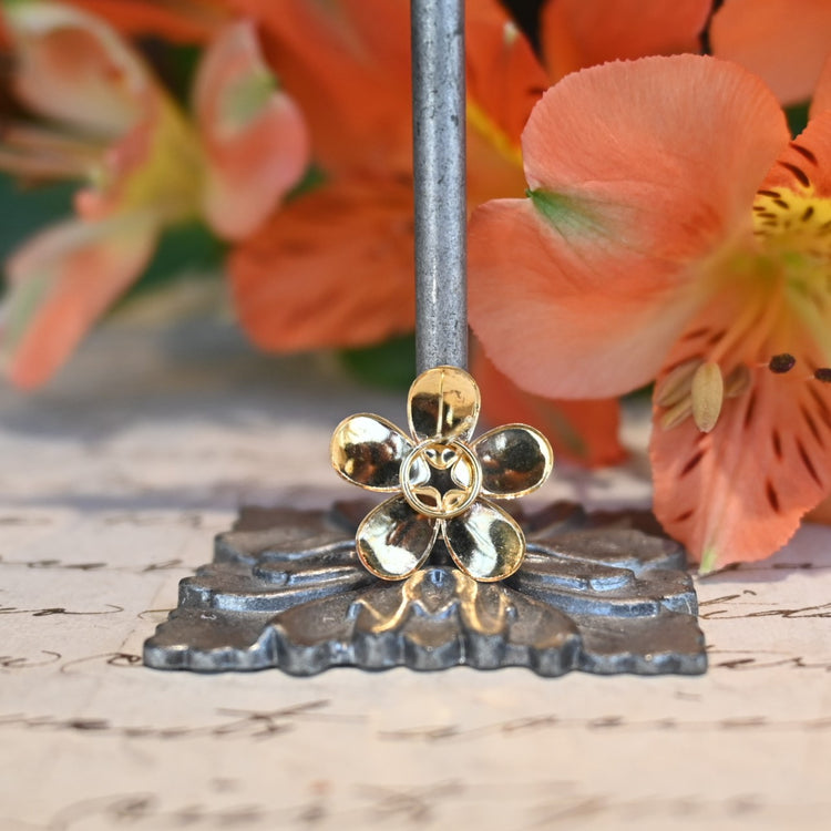 「花」やかな かわいいピアス