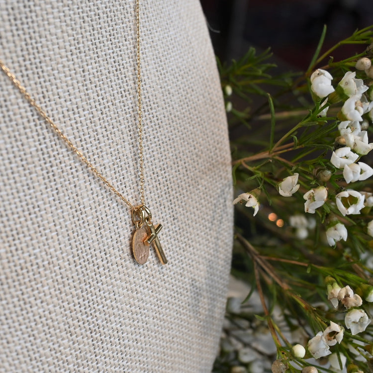 クロスチャーム付き ネックレス