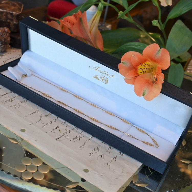 軽い着け心地のデザインネックレス