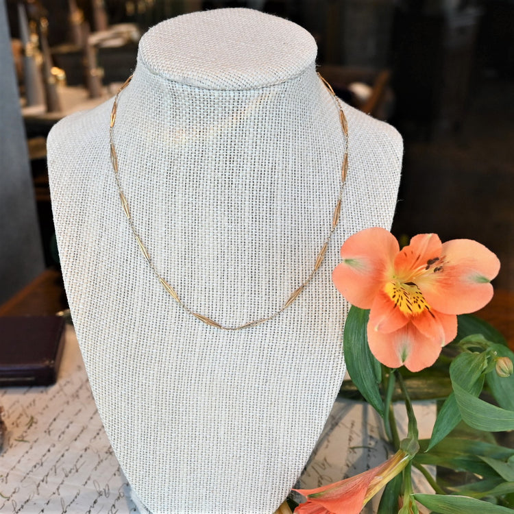 軽い着け心地のデザインネックレス