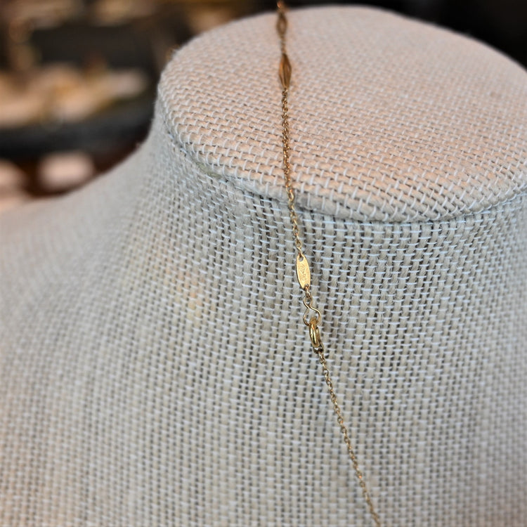 軽い着け心地のデザインネックレス