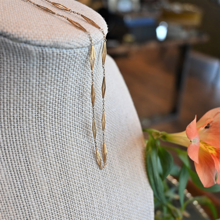 軽い着け心地のデザインネックレス