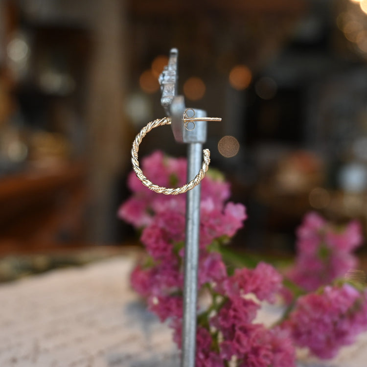 シンプルで軽い フープピアス