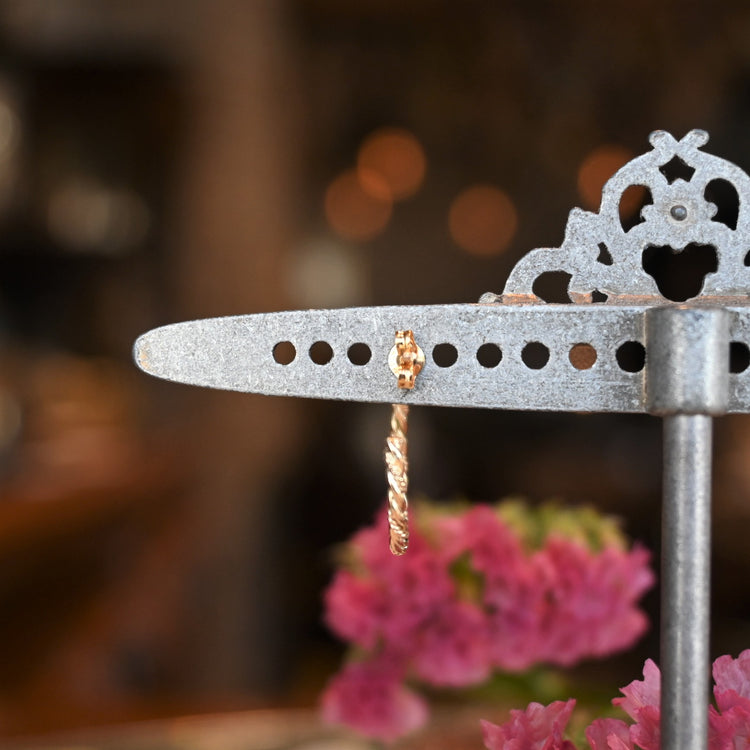 シンプルで軽い フープピアス