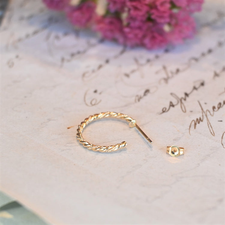 シンプルで軽い フープピアス