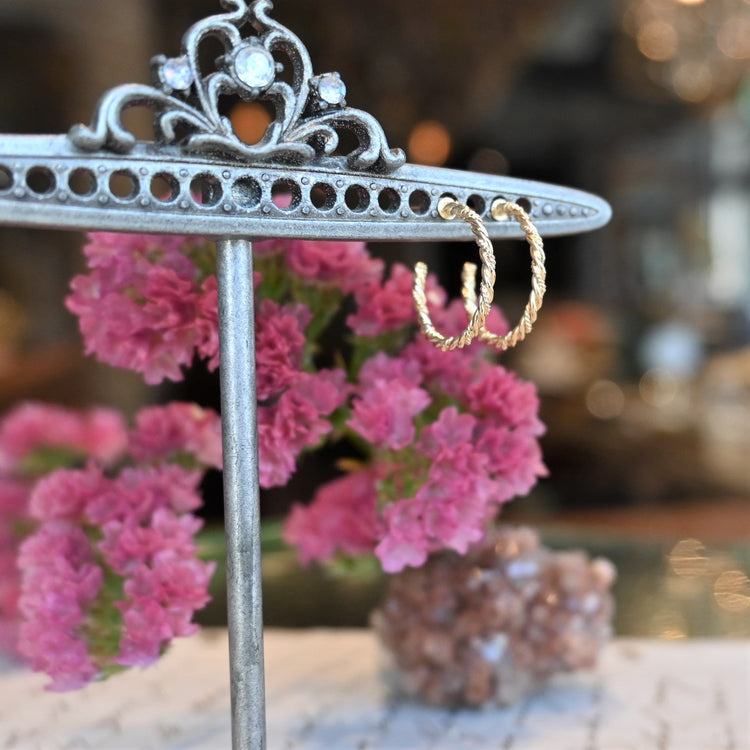 シンプルで軽い フープピアス