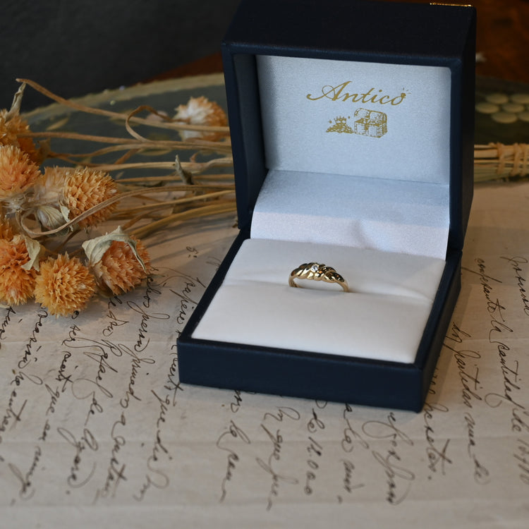 小さなダイヤモンドが煌めく リング