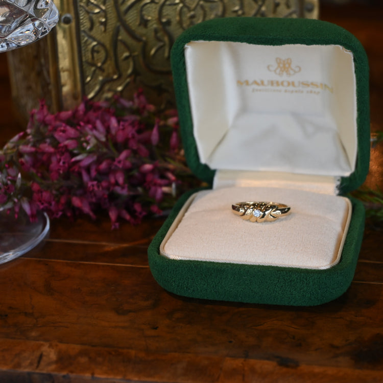 小さなダイヤモンドが煌めく リング