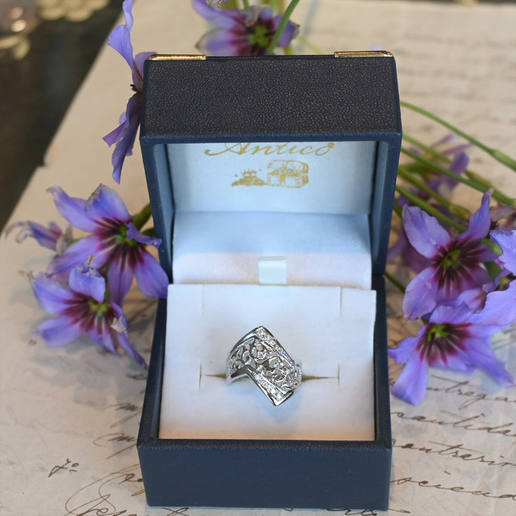 華やかな プラチナ透かし彫りリング