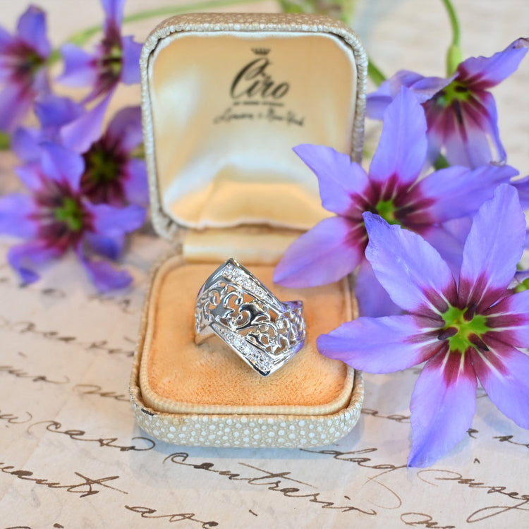 華やかな プラチナ透かし彫りリング