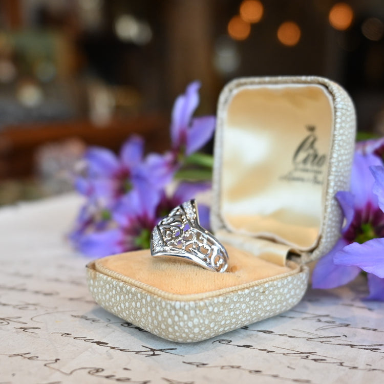 華やかな プラチナ透かし彫りリング