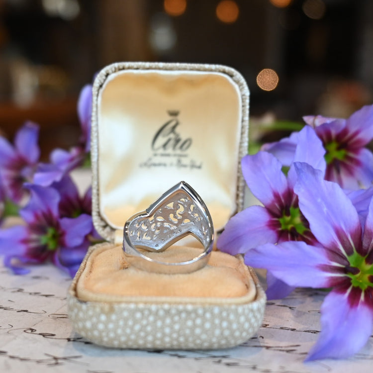 華やかな プラチナ透かし彫りリング