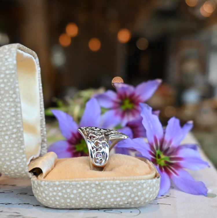 華やかな プラチナ透かし彫りリング