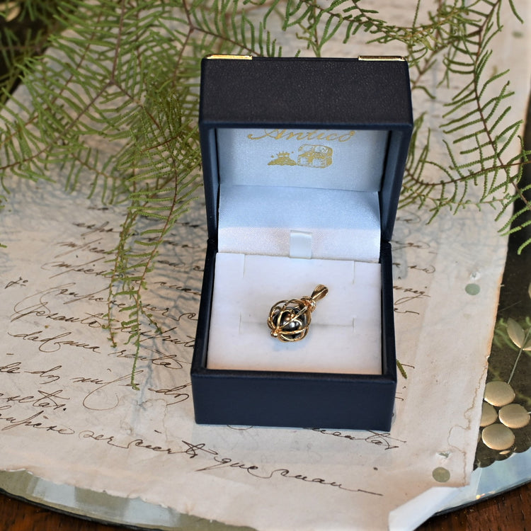 シックな ブラックパールトップ