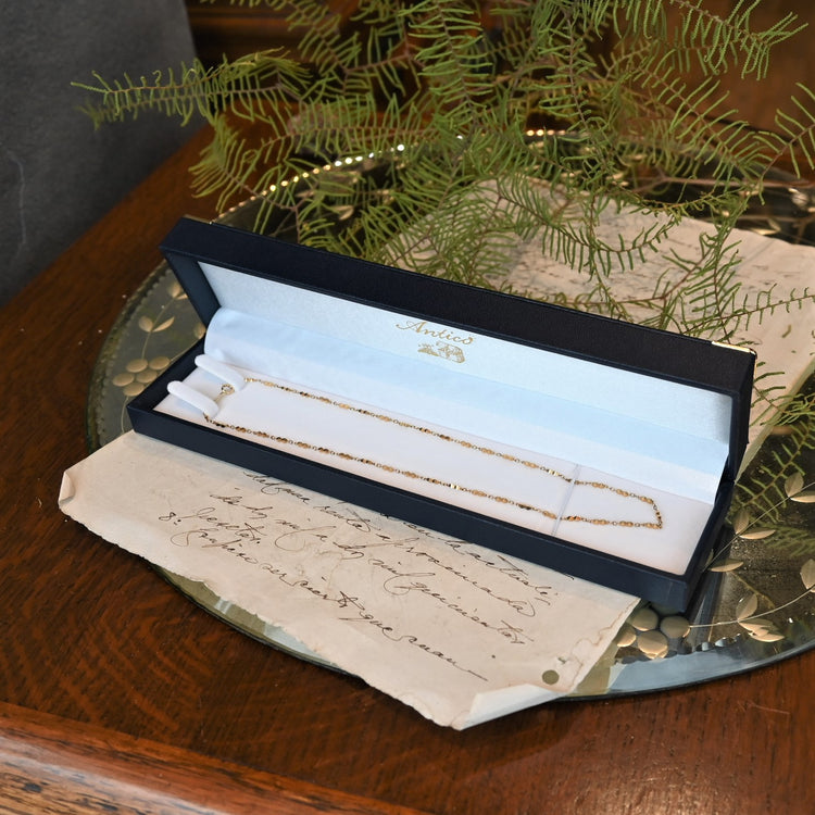 パーツの輝きがアクセント デザインネックレス