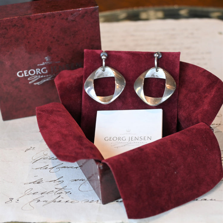 フォルムの美しい ジョージジェンセン(GEORG JENSEN)シルバーイヤリング