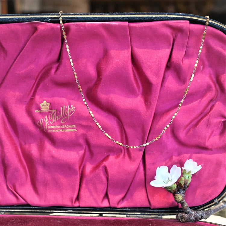 パーツの輝きがアクセント デザインネックレス