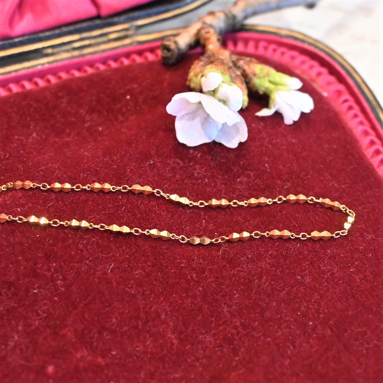 パーツの輝きがアクセント デザインネックレス