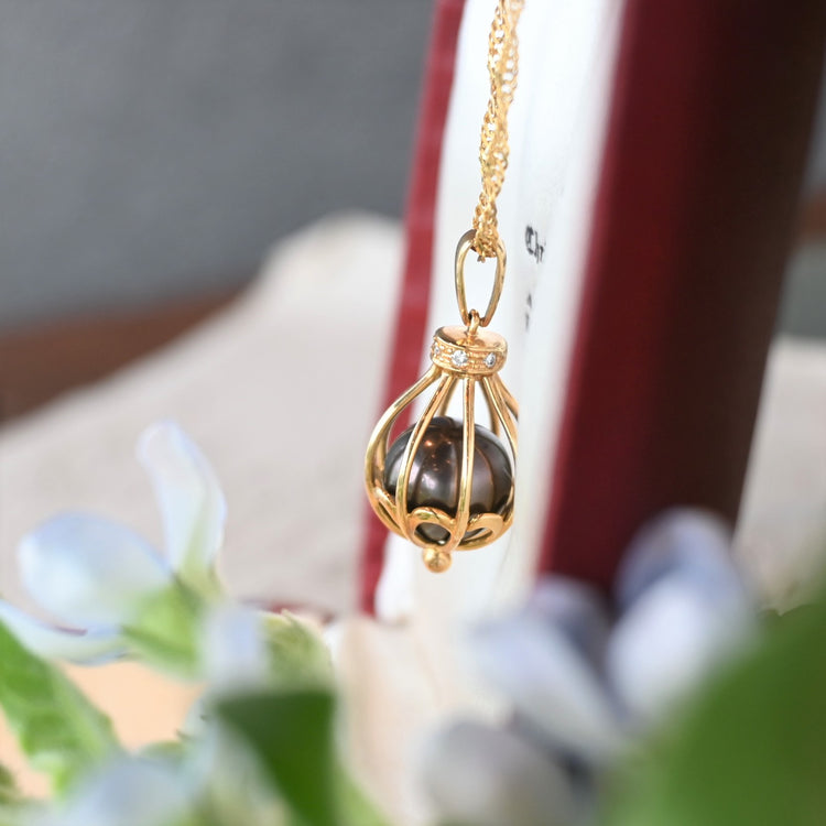 シックな ブラックパールトップ