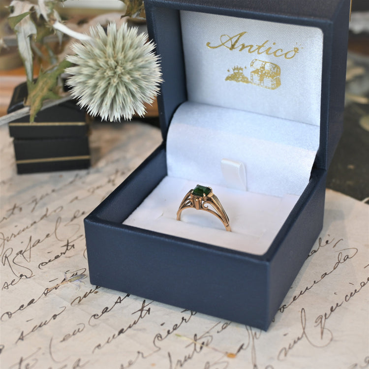 スクエアのエメラルドリング