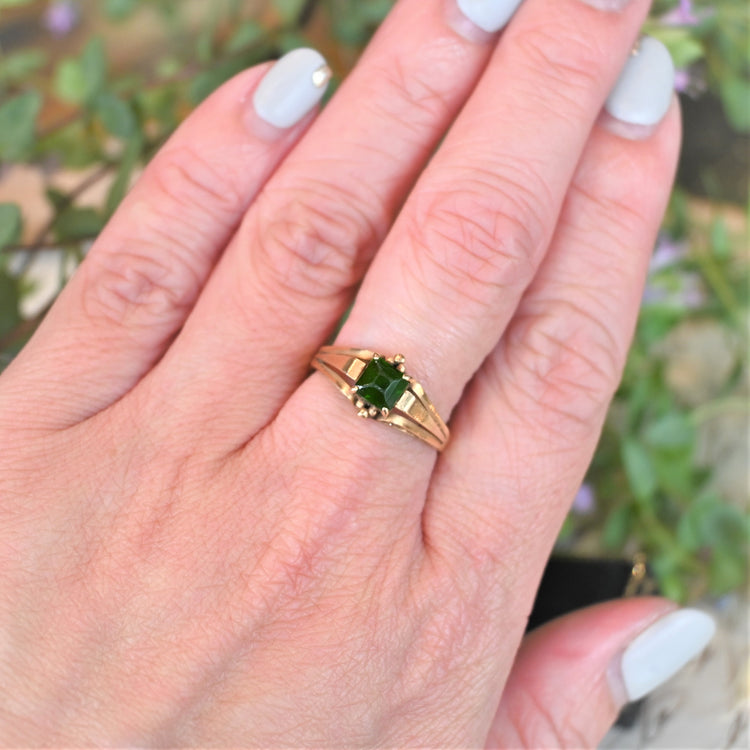 スクエアのエメラルドリング