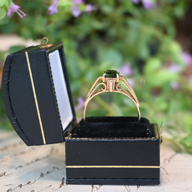 スクエアのエメラルドリング