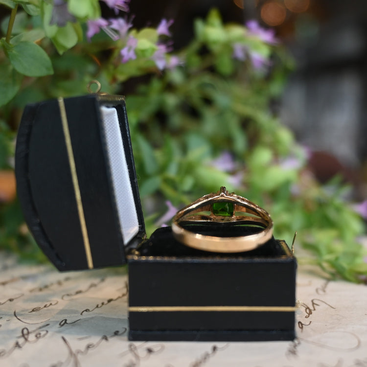 スクエアのエメラルドリング