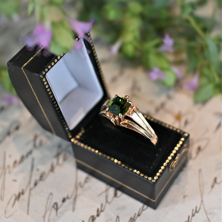 スクエアのエメラルドリング