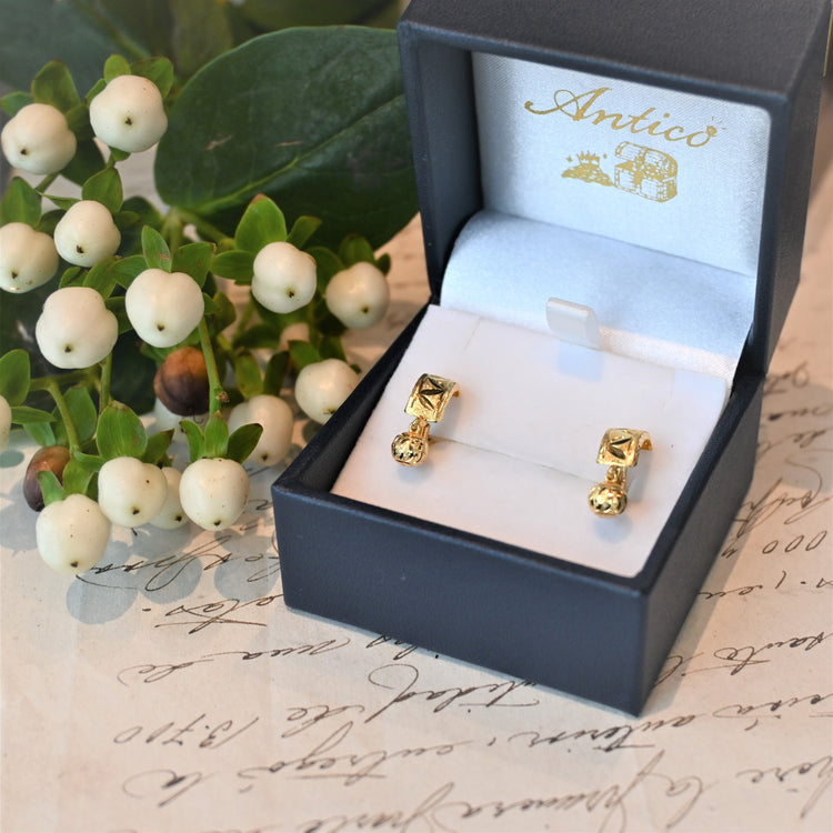 オリエンタルな彫りのピアス