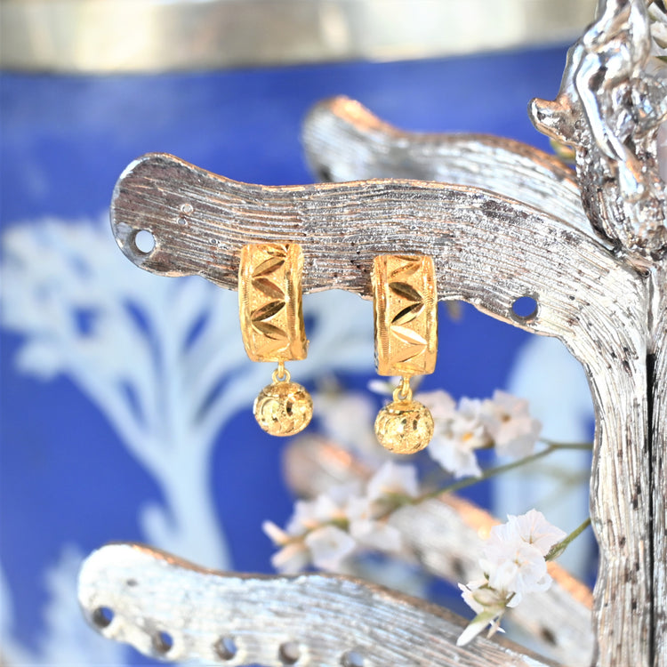 オリエンタルな彫りのピアス