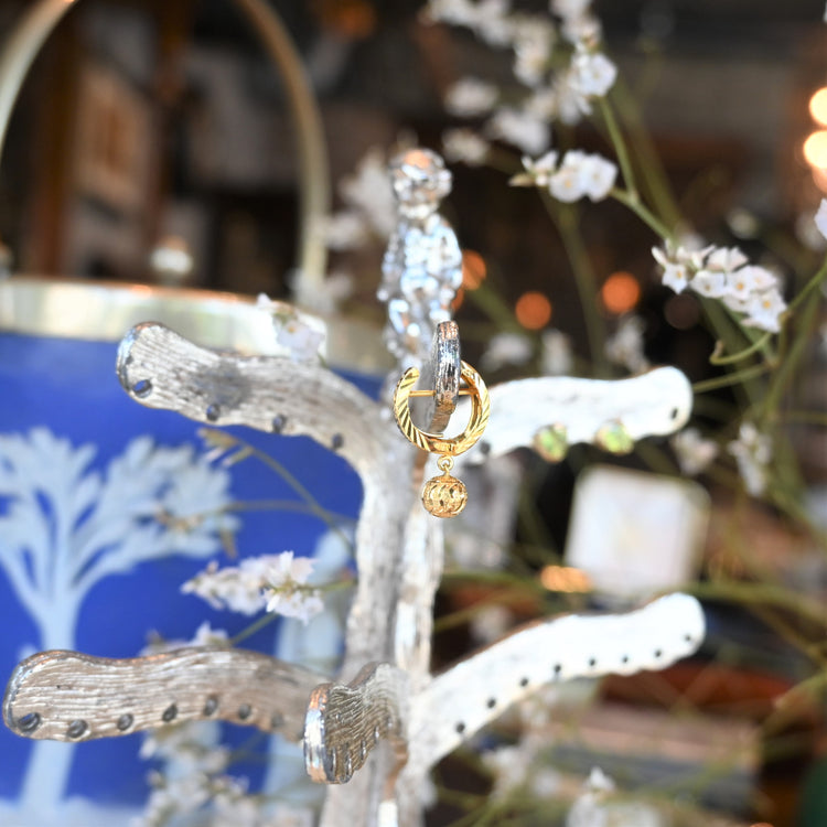 オリエンタルな彫りのピアス