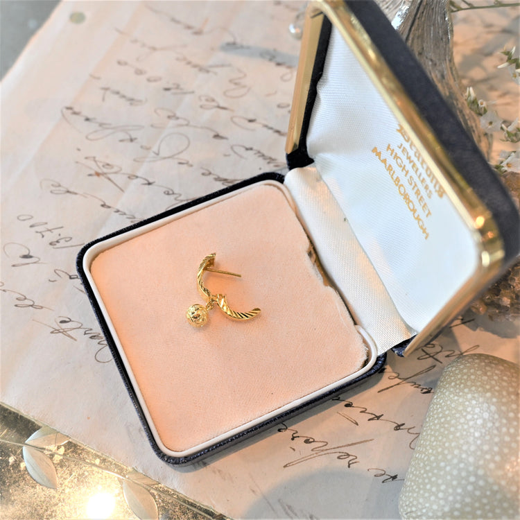 オリエンタルな彫りのピアス