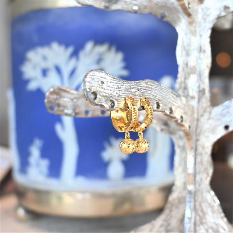 オリエンタルな彫りのピアス