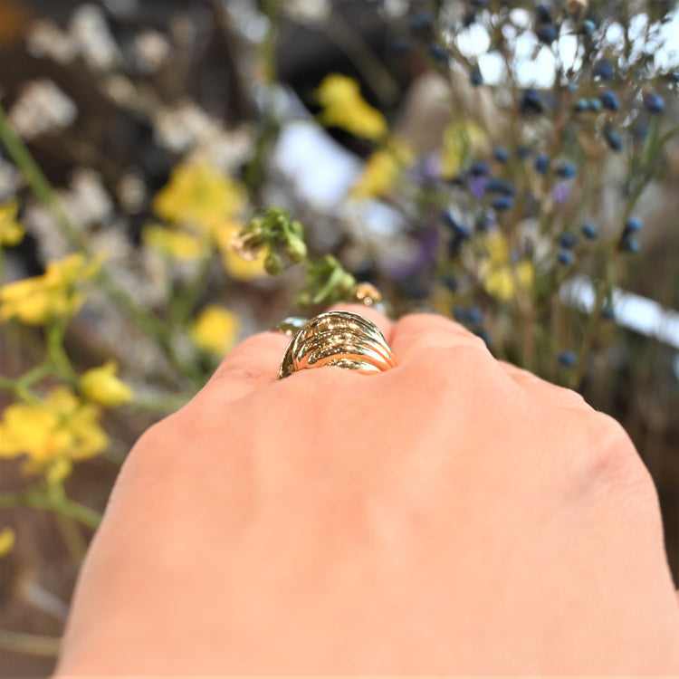 ゴールドが華やかな デザインリング