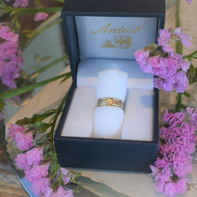 彫りのユニークな ゴールドリング